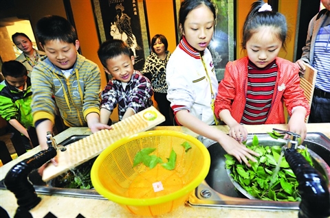 给爸妈做一碗乌米饭(组图)