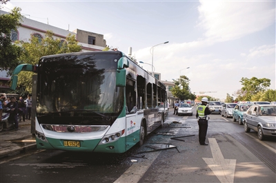 昆明公交车自燃约30名乘客疏散(图)