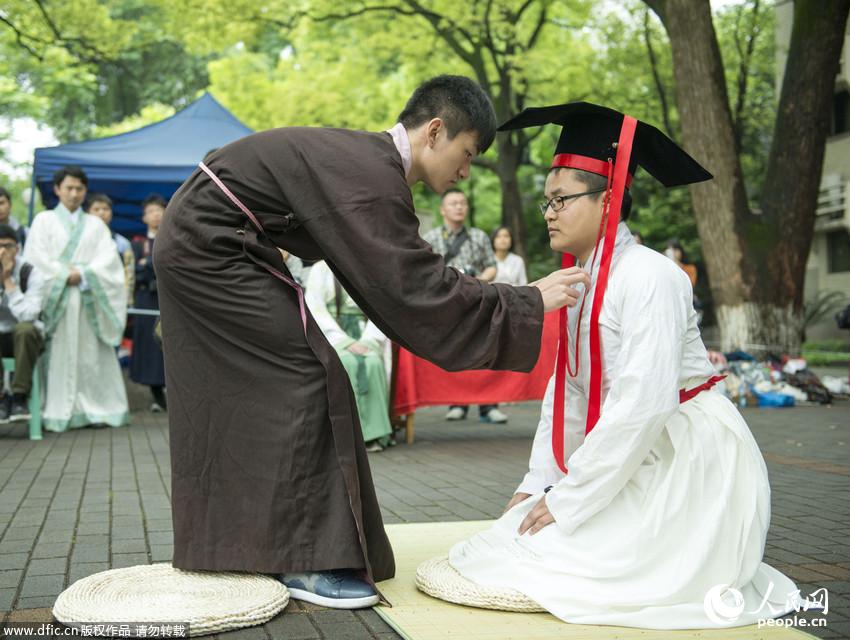 重庆西南大学按古俗行成年礼 学生着汉服"加冠加笄(组图)