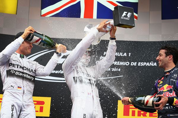图文:F1西班牙站正赛 颁奖仪式喷洒香槟庆祝