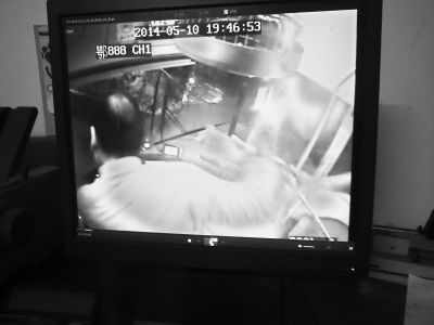 男子用灭火器殴打郭师傅