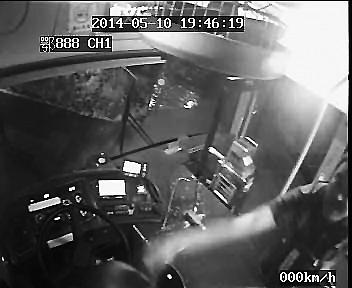 监控录像截屏中,野蛮男乘客挥拳打向郭师傅头部(上图),随后又用灭火器殴打他(下图)刘智宇 摄