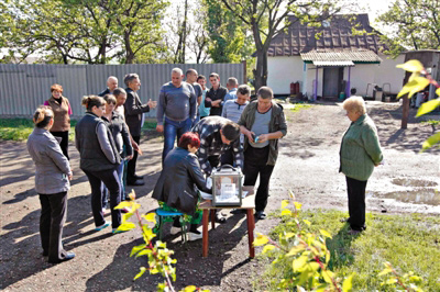 11日，卢甘斯克州，当地一个乡村内，居民在流动投票箱前投票。