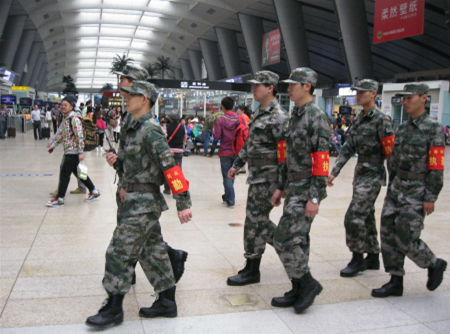 图说:民兵巡逻人员在北京南站候车室上岗执勤。约图 王硕