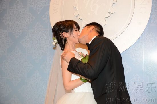 吴京谢楠婚礼话题多 新郎拄拐迎娶新娘