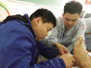 鞍山:为照顾患病母亲 18岁男孩学修脚(图)