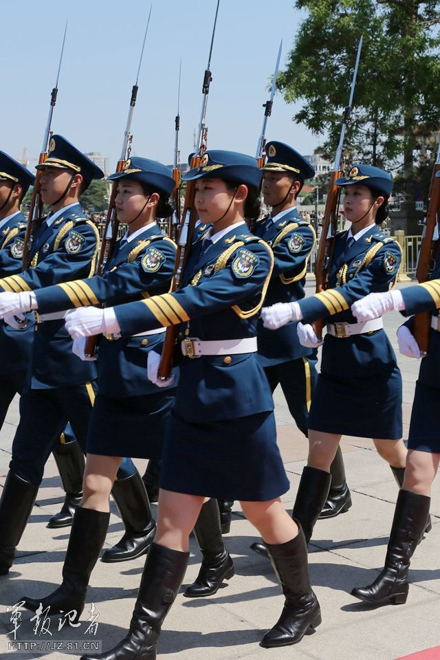 (高清组图)女兵仪仗队"总统阁下,中国人民解放军三军仪仗队列队完毕