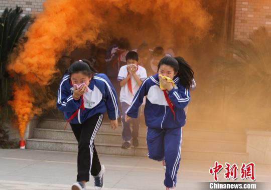 杭州一小学模拟地震应急演练 千余名师生3分钟