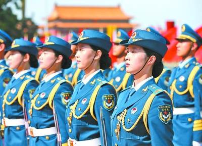 我国首批三军仪仗队女兵亮相(图)