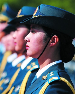 解放军三军仪仗队首现女兵(组图)