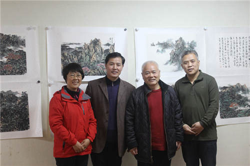 从右往左:画家黄之,著名画家李小可,书法家张玉有,本文作者程亚星