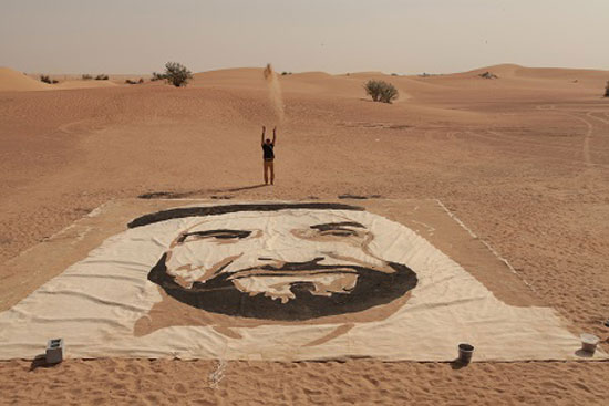 加拿大画家在迪拜沙漠绘制出世界最大沙画作品