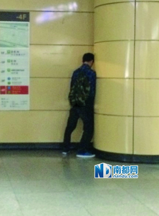 一男子在深圳地铁公共场所内便溺。