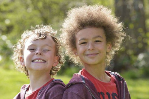 英国一对双胞胎兄弟相貌迥异 肤色竟一黑一白