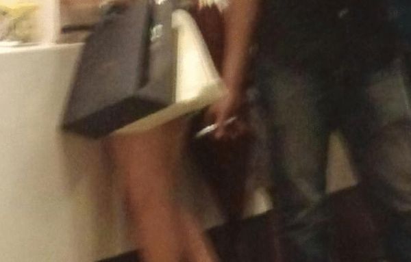流氓男子当众偷拍女孩裙底被抓正着(组图)