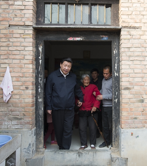 3月17日,习近平来到他在第二批群众路线教育实践活动中的联系点—河南省兰考县,看望东坝头乡张庄村85岁老人张景枝。 新华社 图