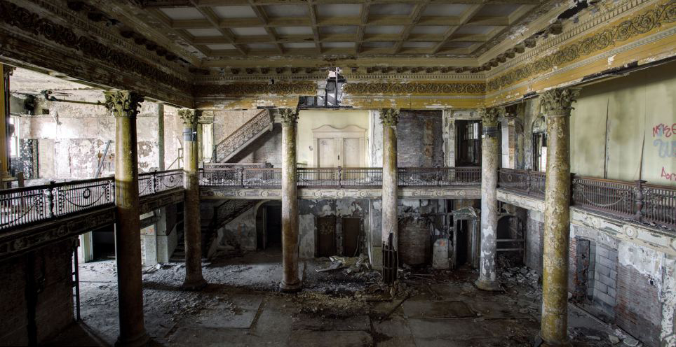 城市探险:摄影师记录美国废弃建筑荒凉场景