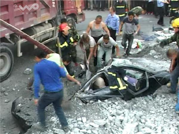 运石车掩埋小轿车 轧死小车司机(组图)