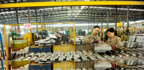 配套重庆的汽车配件厂内,繁忙的生产场景。