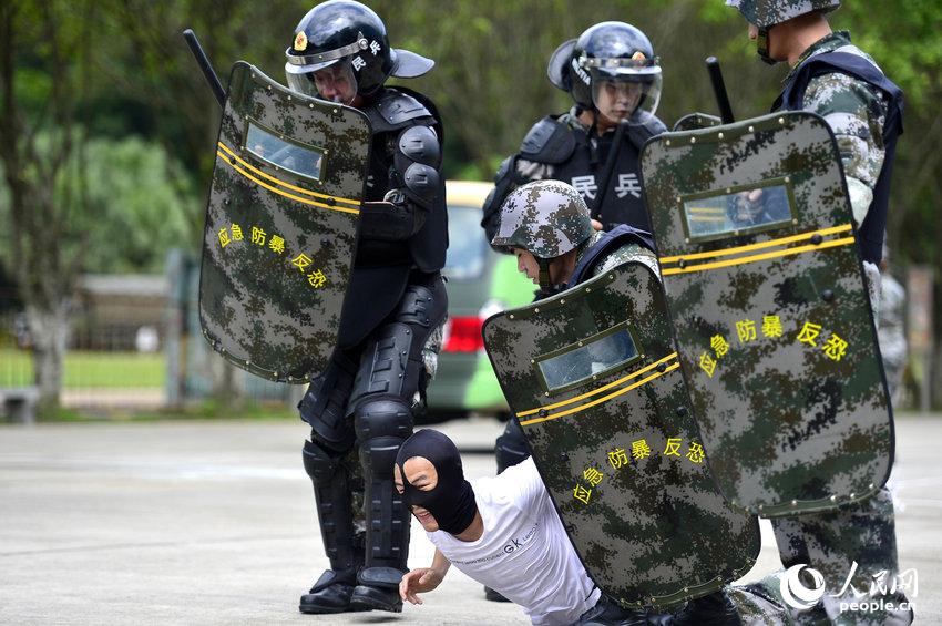 全国首支街道反恐民兵分队在深圳成立(组图)