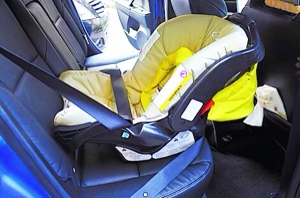 宝宝坐车,必须使用安全座椅(图)