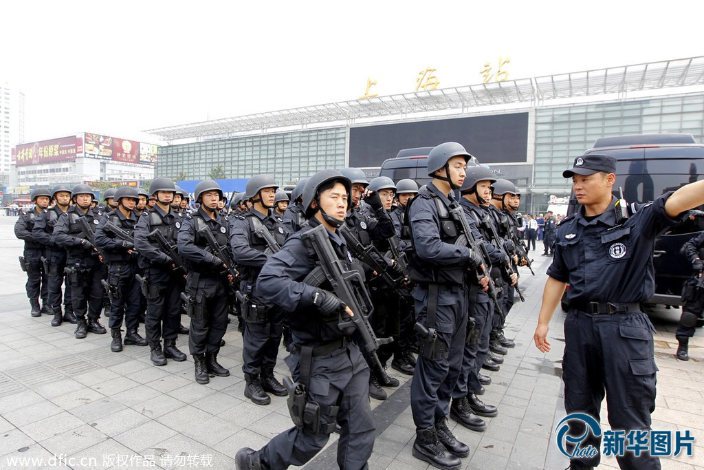 上海火车站安保升级 特警24小时武装巡逻(组图
