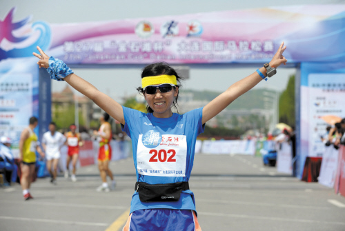 大连女子跑团正式竖旗 成马拉松赛靓丽风景(图