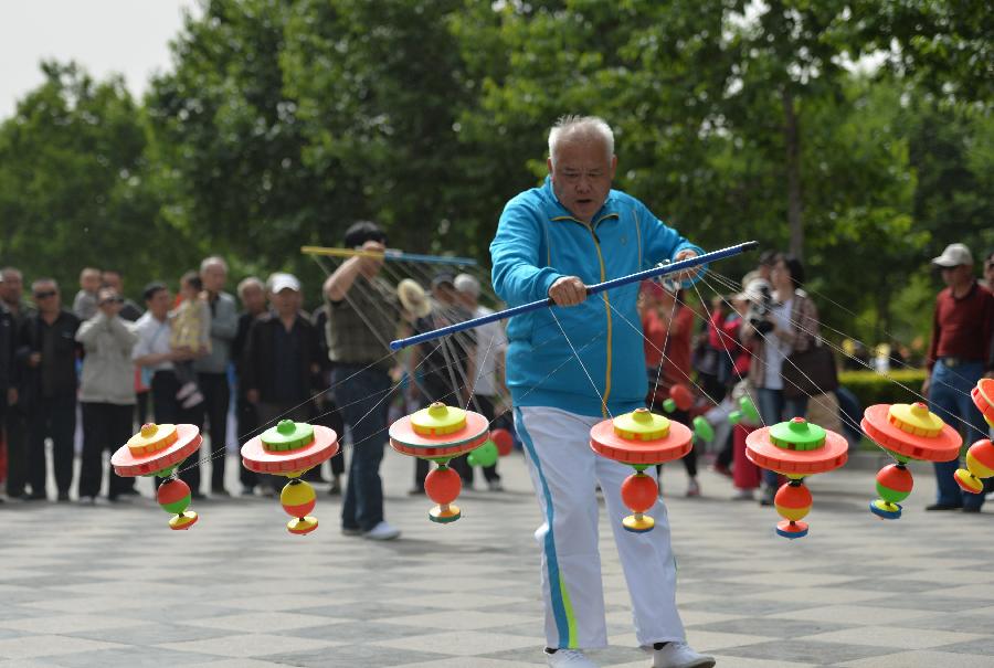 【图(体育(1)全民健身—2014中国·保定国际空竹艺术节开幕(图)
