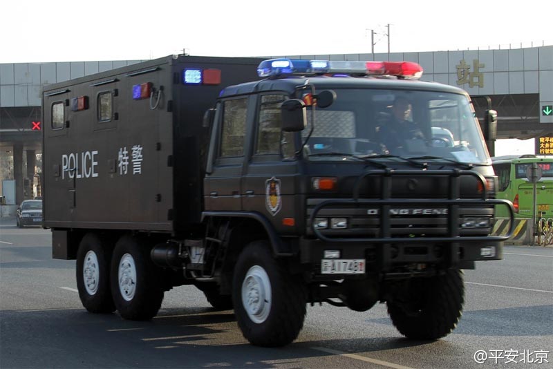 高清:北京公安反恐防暴拉练 特警车辆性能揭秘(组图)