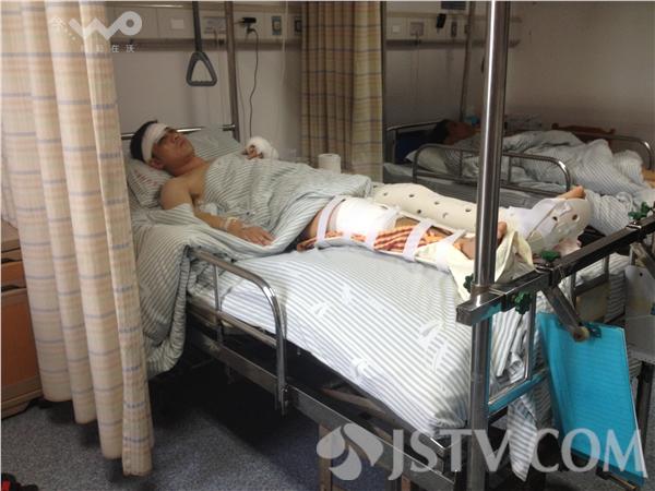 离奇"渣土车车祸 致双腿骨折(组图)今天,湖南来宁工作的谷新建向我们