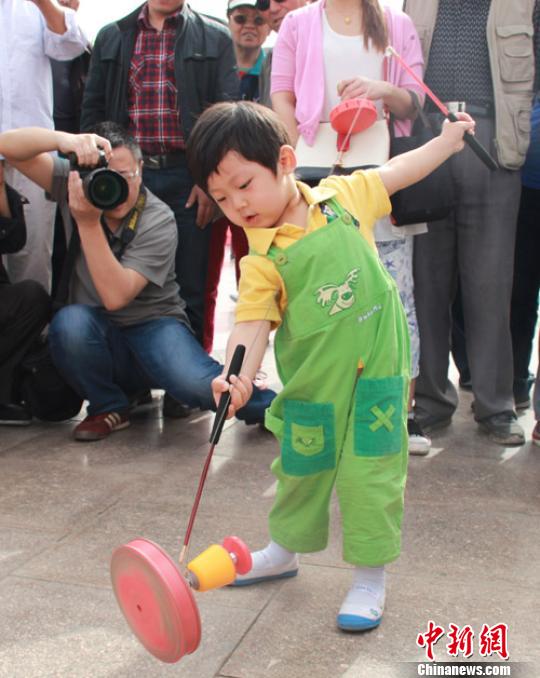 老幼空竹达人河北保定国际空竹节上展绝技(组图)