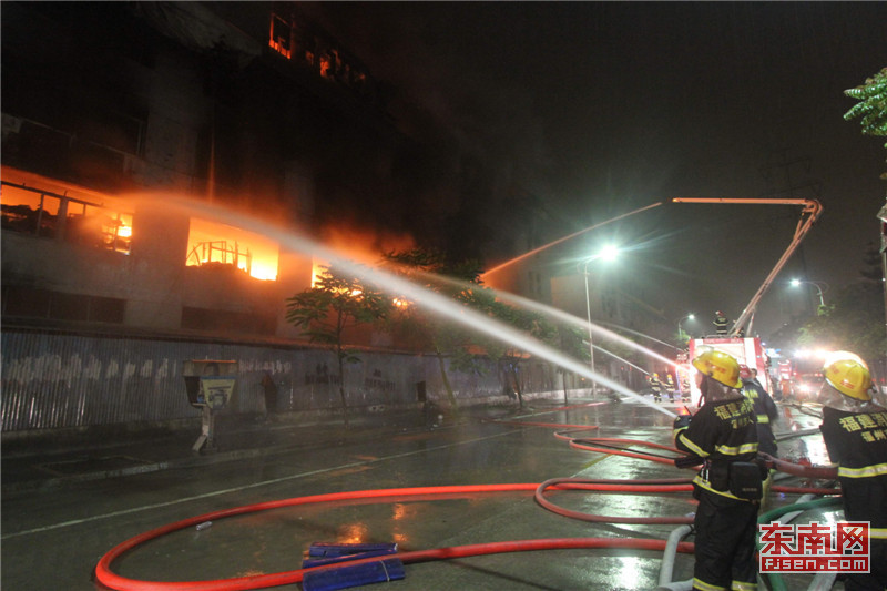 福州一日用品公司厂房起火 百名消防员6小时扑