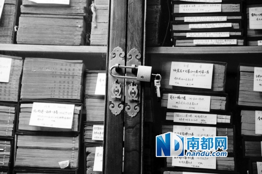 韦力的藏书每部都附有名签,注明丛部、书名、作者、版本、册数和纸张。