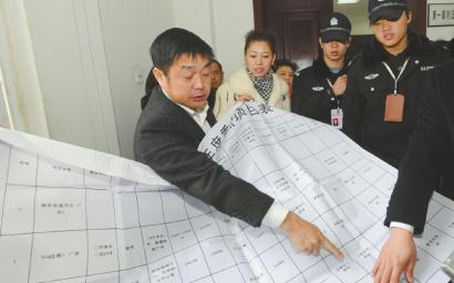　2009年1月5日，成都成华区法院，古魁在庭外展示当年相关文件。