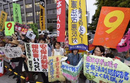5月15日傍晚，日本民众在首相官邸前举行抗议活动，反对解禁集体自卫权。