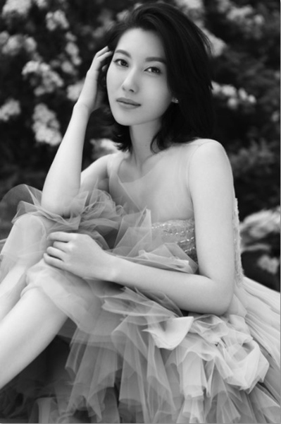 殷旭赞章子怡为"女神在人间 姑嫂情深胜姐妹