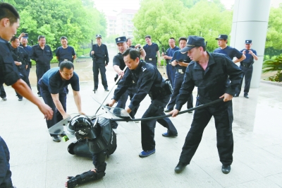 根据实战需要,培训班开设了极端暴力犯罪的现场处置,盾牌与警械的配合