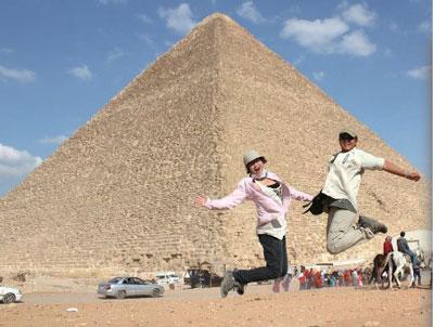 陈梦霞与丈夫袁斌在埃及金字塔前的合影。