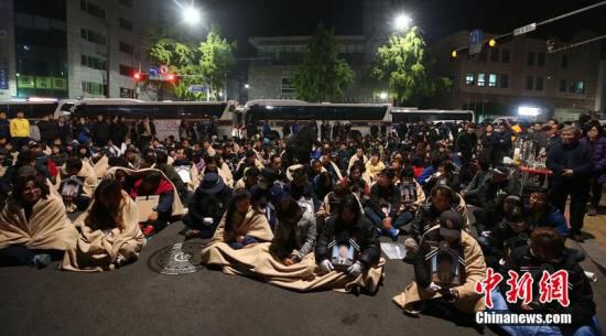当地时间2014年5月9日凌晨,“岁月号”沉船事故遇难者遗属欲前往总统府青瓦台同朴槿惠总统会面,但在青瓦台附近遭到警方阻拦,双方通宵对峙。图片来源:CFP视觉中国