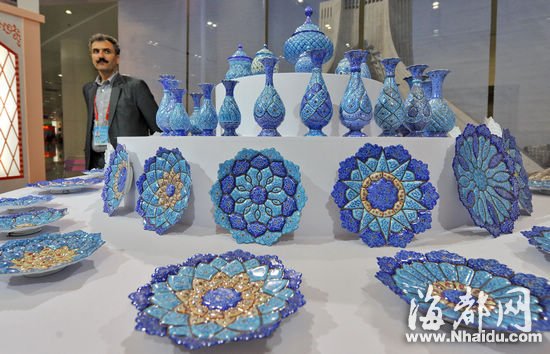 海交会上展出的伊朗手工压花、绘画的铁制工艺品