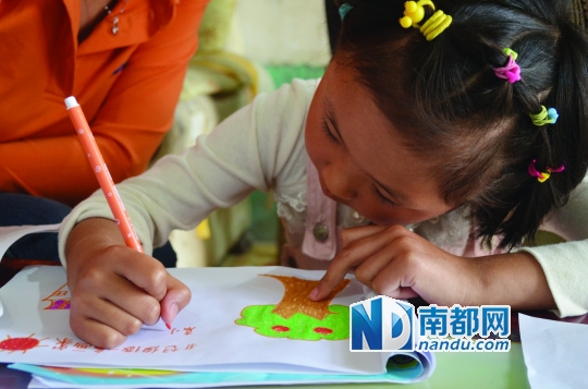 小坤(化名)去化疗了，奶奶一直在抹眼泪。爷爷拿出一个小学作文本，上面密密麻麻记录着每一笔村里人的捐款，一共1.6万余元。