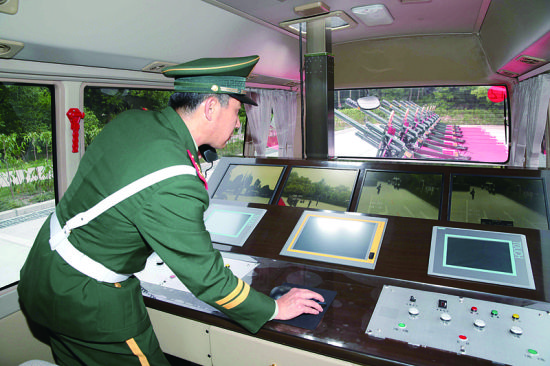 技师胡业一丝不苟地调试,检查线路,确保礼炮鸣放万无一失