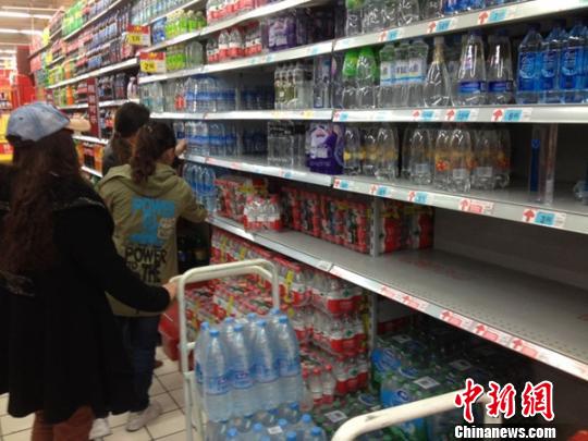 市民在超市里选购矿泉水。 窦跃文 摄