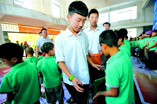 图文:武汉枫叶国际学校向大凉山的孩子捐赠爱