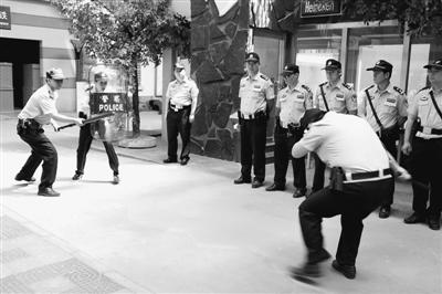 北京市公安局海淀分局民警正在训练。董 瑞摄