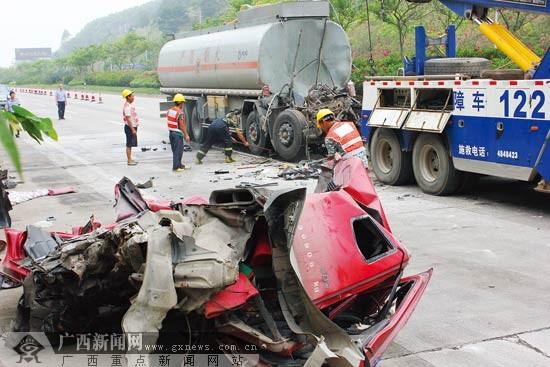 广西一机场高速发生车祸 油罐车追尾货车2人亡(图)油罐车驾驶室被撞烂