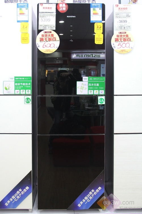 这款容声三门冰箱外观采用黑白经典搭配,冰箱的电脑控制面板位于冷藏门正中,通过了四个触摸按键来选择不同模式。