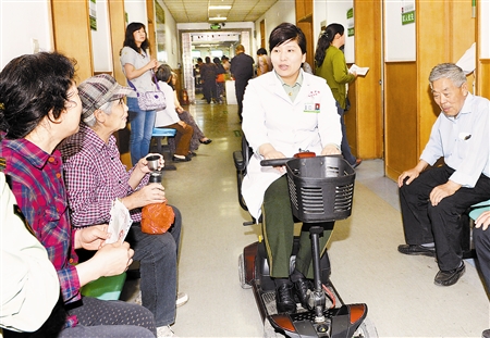 轮椅上的最美军医- --记武警后勤学院附属医院