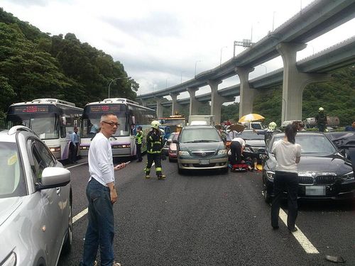 台湾中山高速公路29辆车互撞 6人轻伤送医(图)