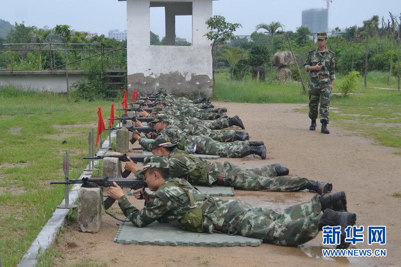 福建泉州边防机动大队开展实弹射击训练(组图)